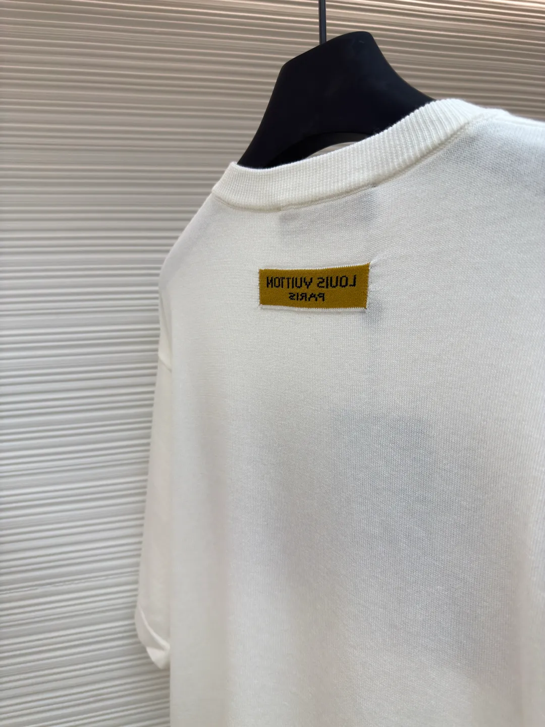 LOUIS VUITTON letter intarsia short sleeves ●Authentic product: purchased and developed by 6109 ●Item number: 1680181-A60 ●Fabric: double-ply combed cotton ●Technology: wool washed ●Version: fitted version ●Weight: about 270 grams ●Size: S-M-L-XL ●Description: The fabric is made of 40-count double-ply combed cotton, using a German Dornier 12 knitting machine, wool jacquard, wool washing, the overall routing is straight and delicate, the fabric is comfortable and soft, the color is consistent and no color difference. It can be matched with the same style to create a fashionable look, control various occasions, customized accessories, complete three standards, the same style for men and women!
